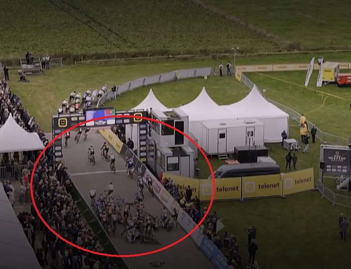 Mass crash at the start of men's race Ruddervoorde race sees over a dozen fall down