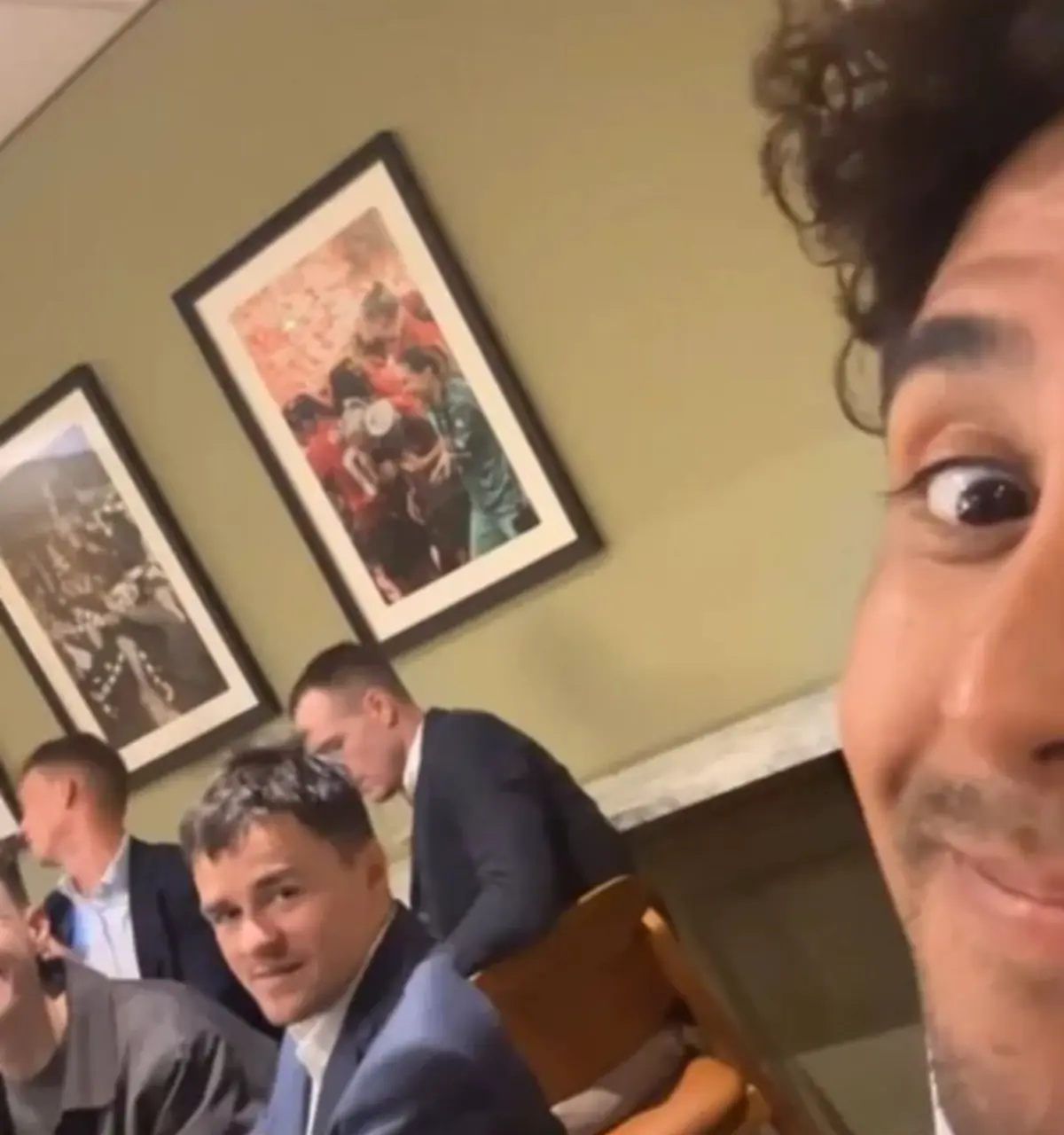 Depois da controvérsia, Tom Pidcock reencontra-se com companheiros de equipa da INEOS Grenadiers durante o Manchester United - Chelsea