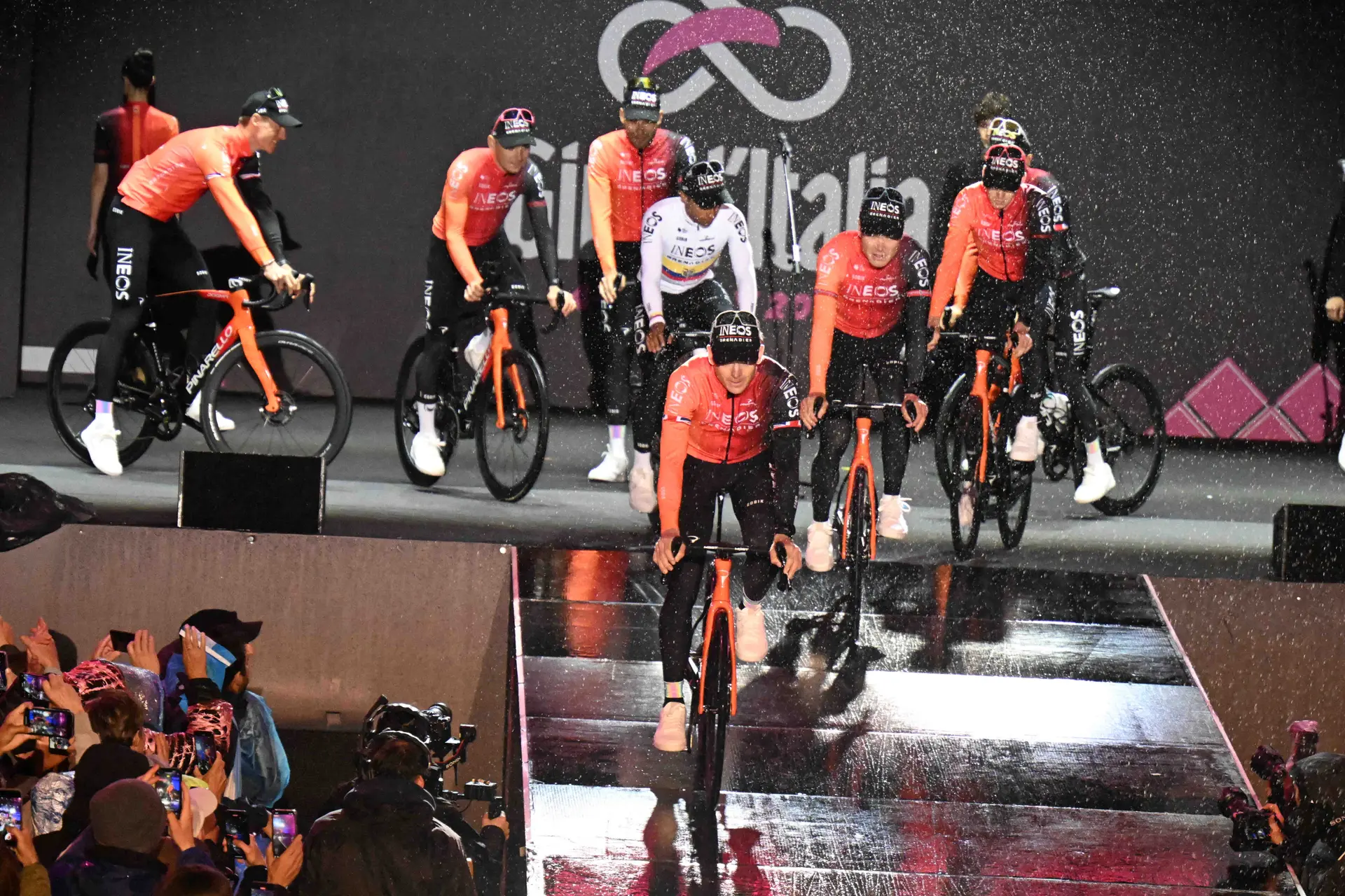 A revolução na INEOS Grenadiers continua: "Vamos passar o resto do ano a fazer mudanças positivas para começar a vencer desafios em 2025 "