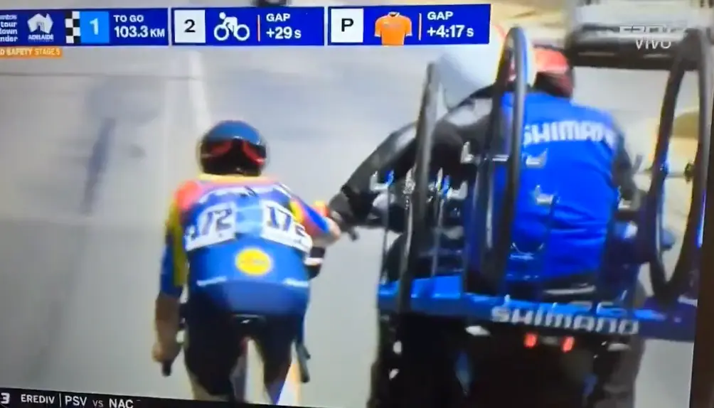 Vídeo: Juan Pedro López é desclassificado do Tour Down Under depois de uma situação abusada de "bidon colado"
