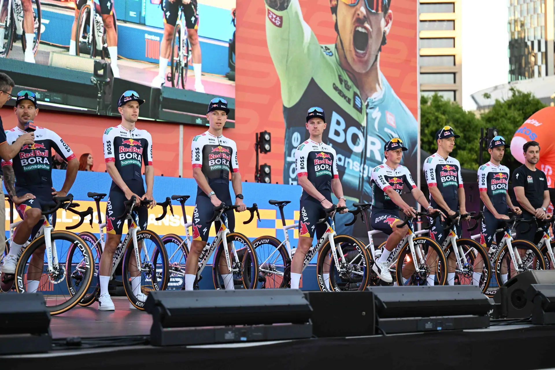 Finn Fisher-Black mostra sinais positivos na sua estreia pela Red Bull - BORA no Tour Down Under. "Hoje não houve um momento para relaxar"