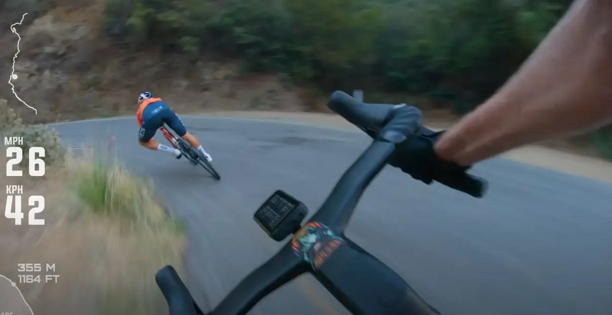 VÍDEO: A famosa descida "louca" de Tom Pidcock por quem o acompanhou nesse dia
