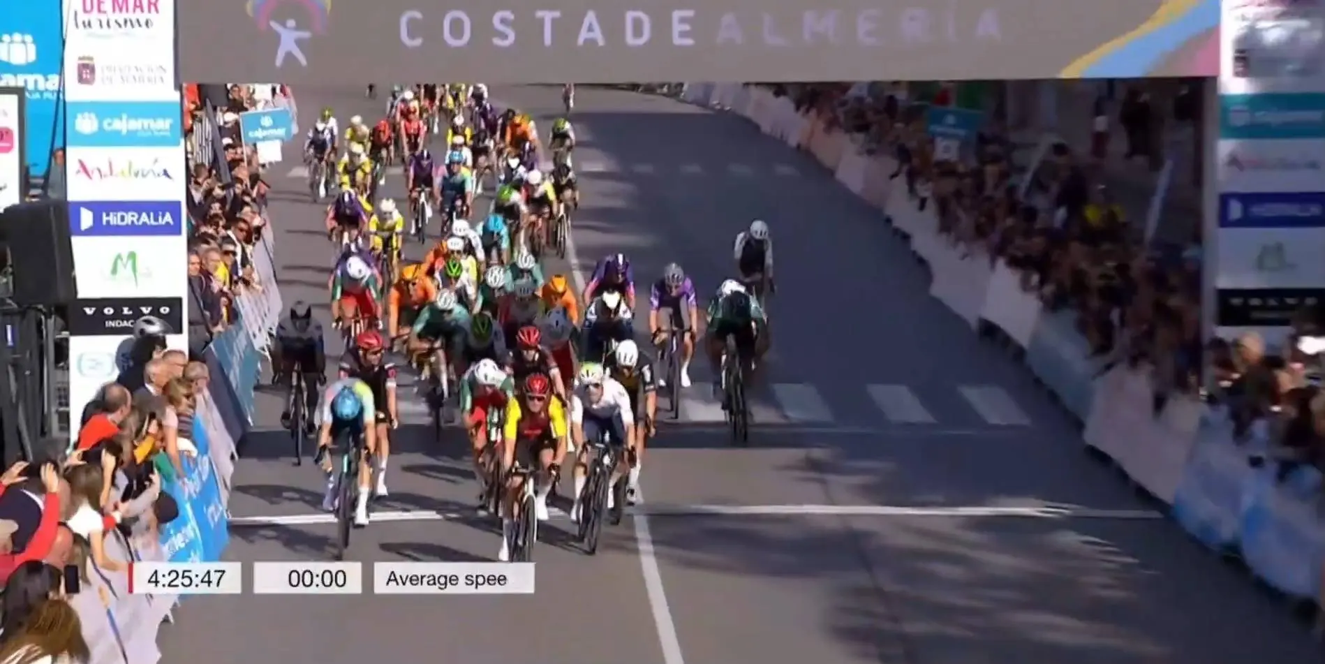 Milan Fretin vence ao sprint na Clasica de Almeria 2025. Iuri Leitão em 9º lugar