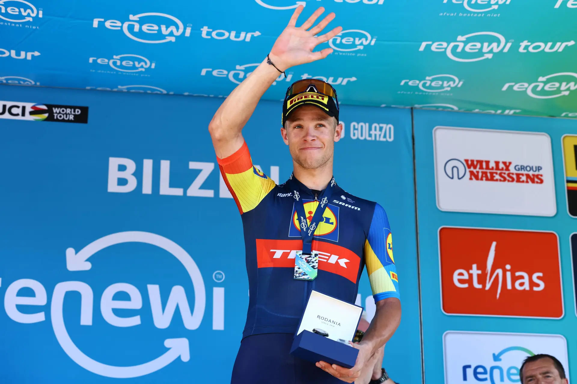 Jonathan Milan seguiu a roda de Tadej Pogacar e conquistou a 1ª etapa do UAE Tour: "Estava na posição perfeita para terminar os últimos 200 metros da melhor forma"