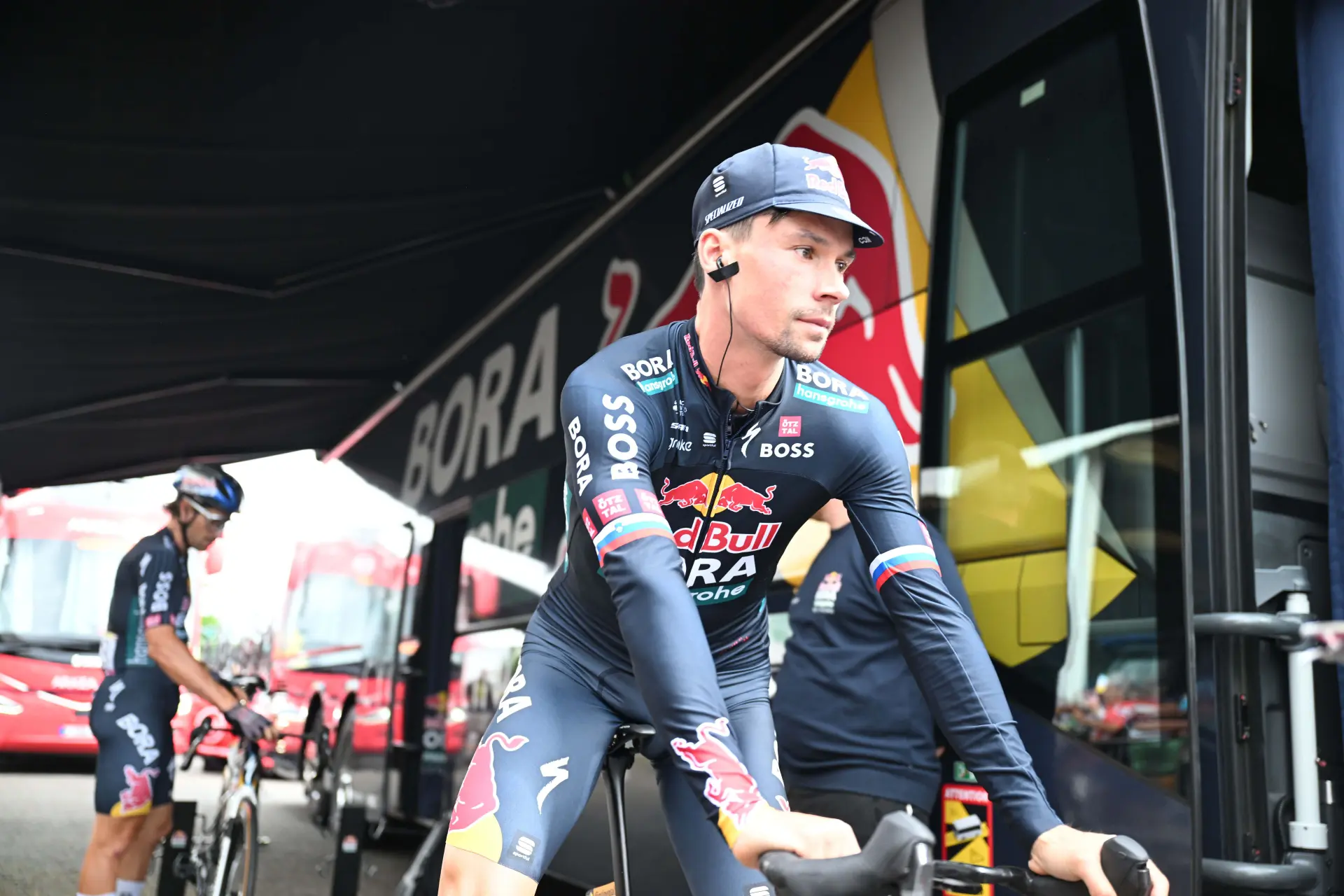 Colegas de equipa na Red Bull falam da humildade de Primoz Roglic: "Quando se encontram estas super estrelas do desporto, pensa-se que são muito robóticas e sistemáticas, mas com ele podemos contar uma piada, rir"
