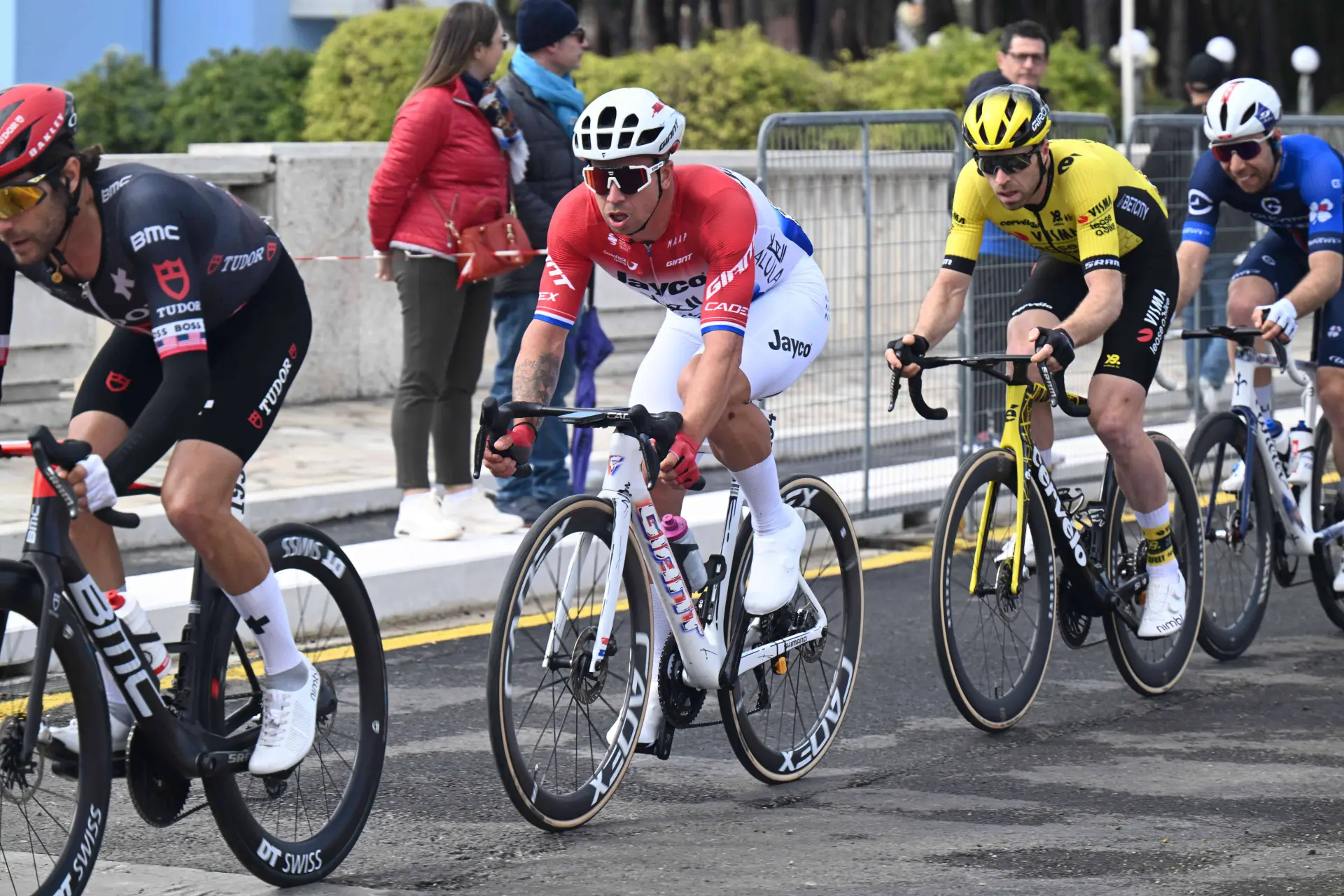 Dylan Groenewegen considera que a responsabilidade do caos na Clássica Brugge-De Panne foi dos ciclistas: "Ninguém deu espaço a ninguém. Foi uma loucura"