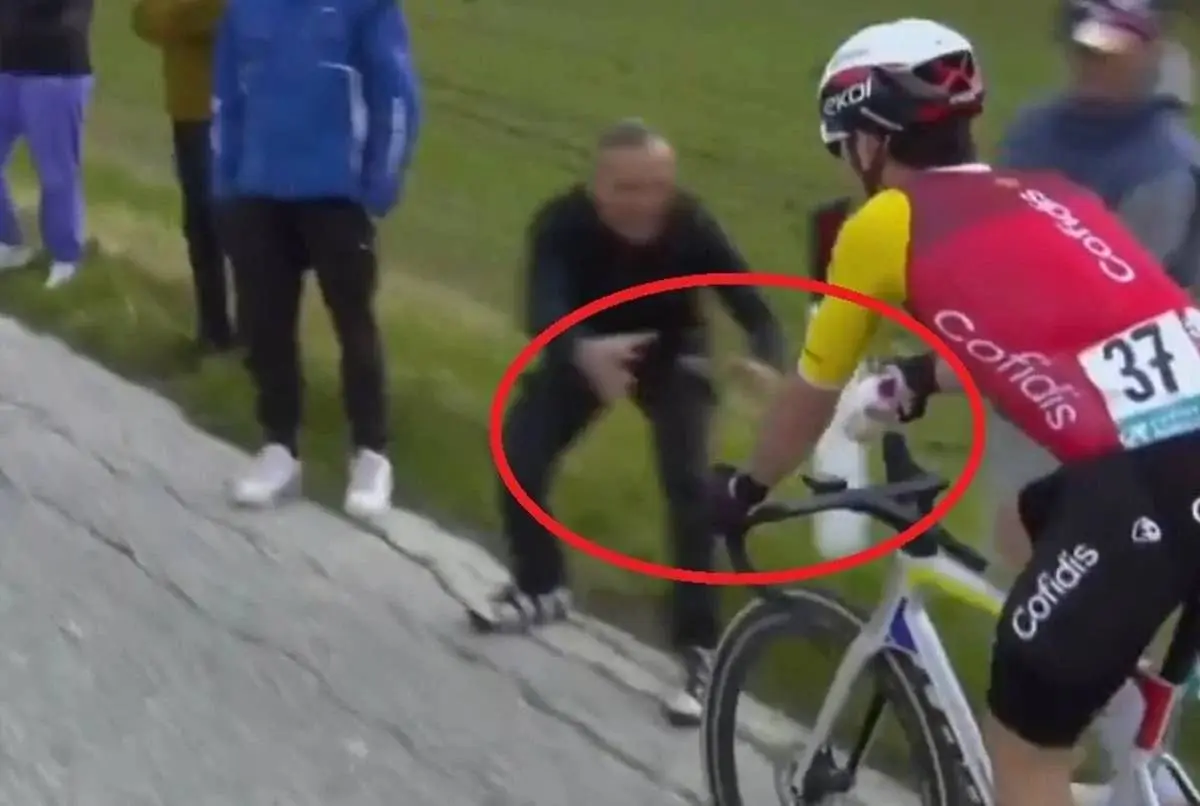 Relatório médico e desistências - Tirreno-Adriatico 6ª etapa: Benjamin Thomas quase ia ao chão ao tentar dar um bidon a um adepto!