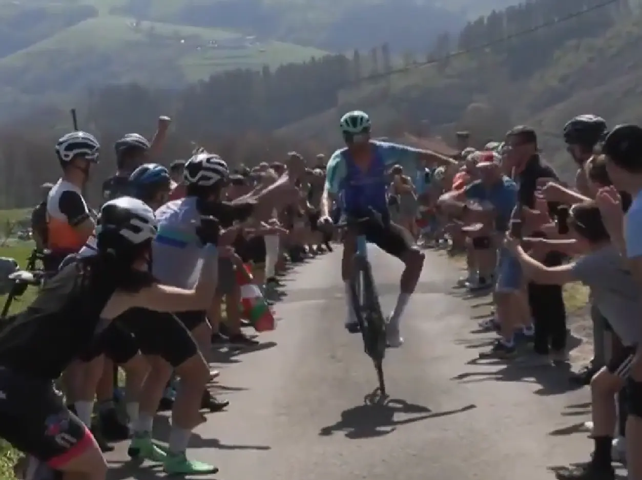 VÍDEO: Bruno Armirail lidera na montanha… e ainda tem tempo para sacar um cavalinho numa rampa de 20% durante a Volta ao País Basco