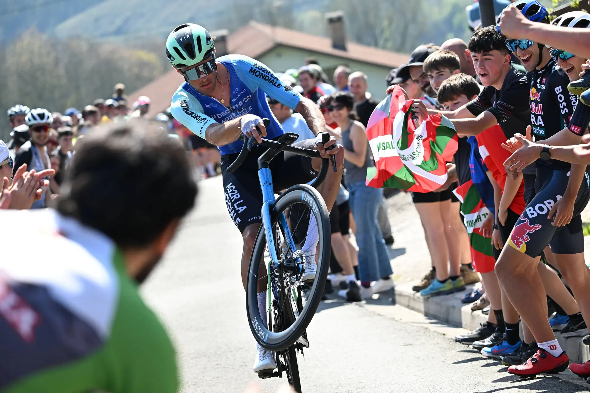 VIDEO: Insane wheelie on 20% slopes at Itzulia Basque Country