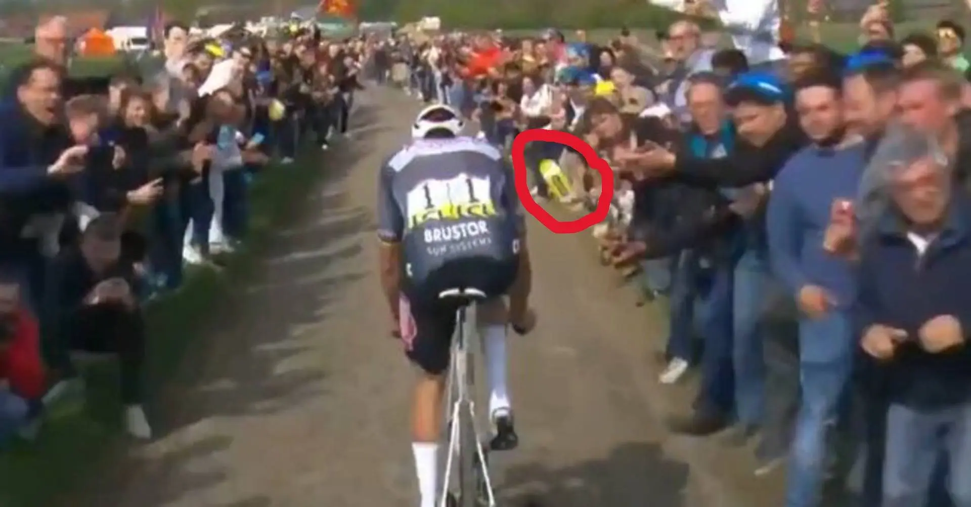 More is known about the man who threw full bidon at Mathieu van der Poel's face: "At first he denied it, but his look betrayed doubt"