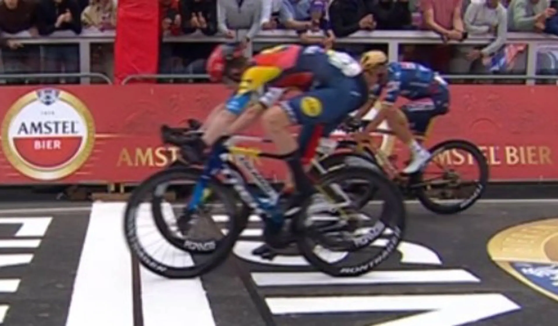 VÍDEO: Mattias Skjelmose bate Tadej Pogacar e Remco Evenepoel num emocionante sprint a três na Amstel Gold Race
