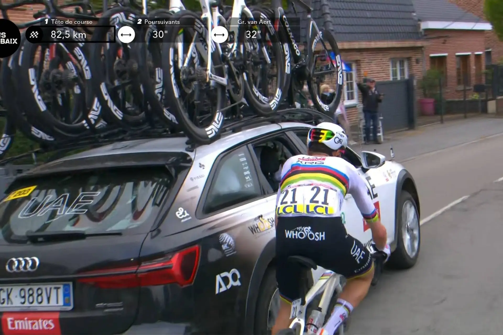 VÍDEO: Tadej Pogacar quase é atropelado pelo carro da própria equipa durante a Paris-Roubaix 2025