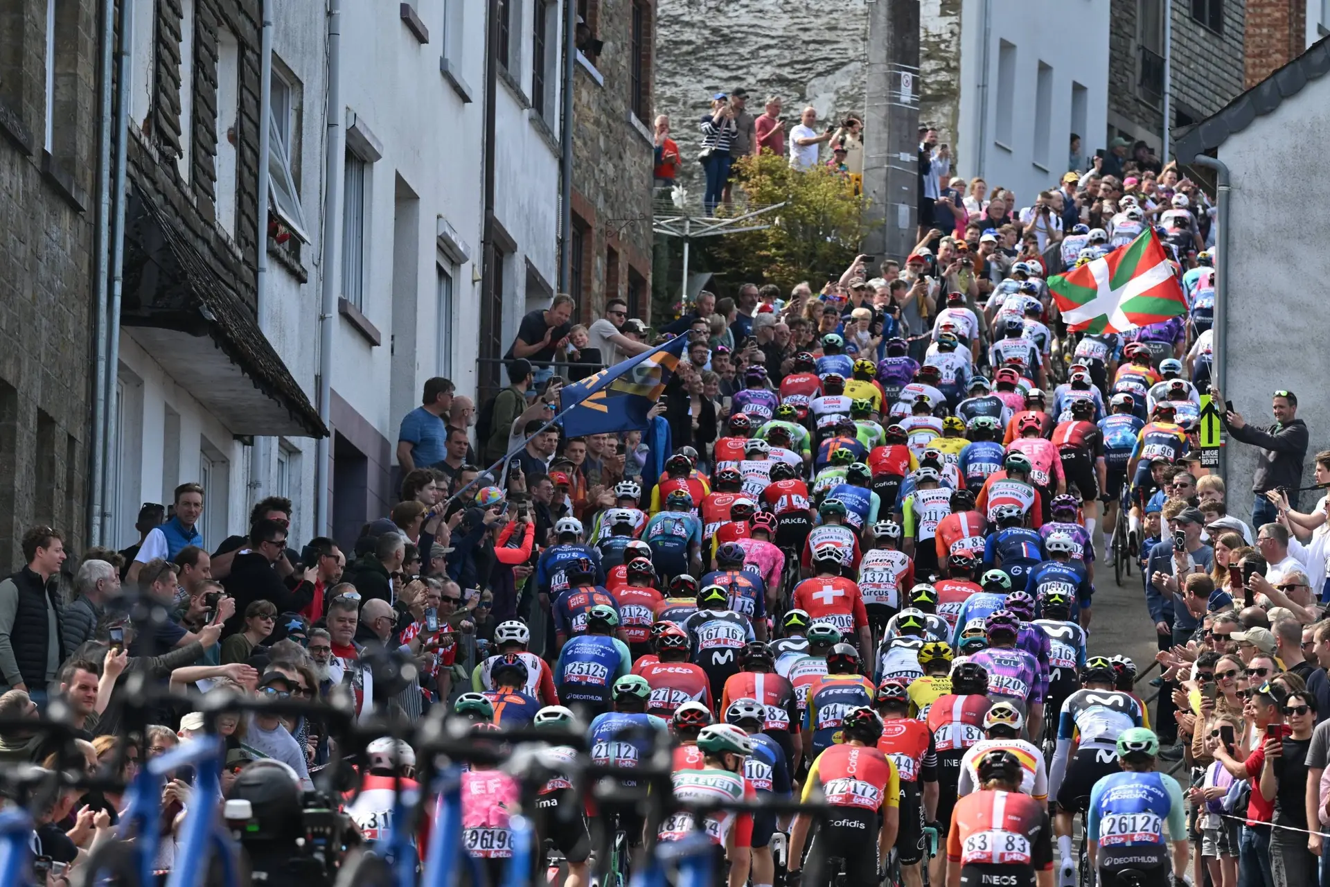 LIVEBLOG | Liège-Bastogne-Liège - Pogacar attacks and goes solo!