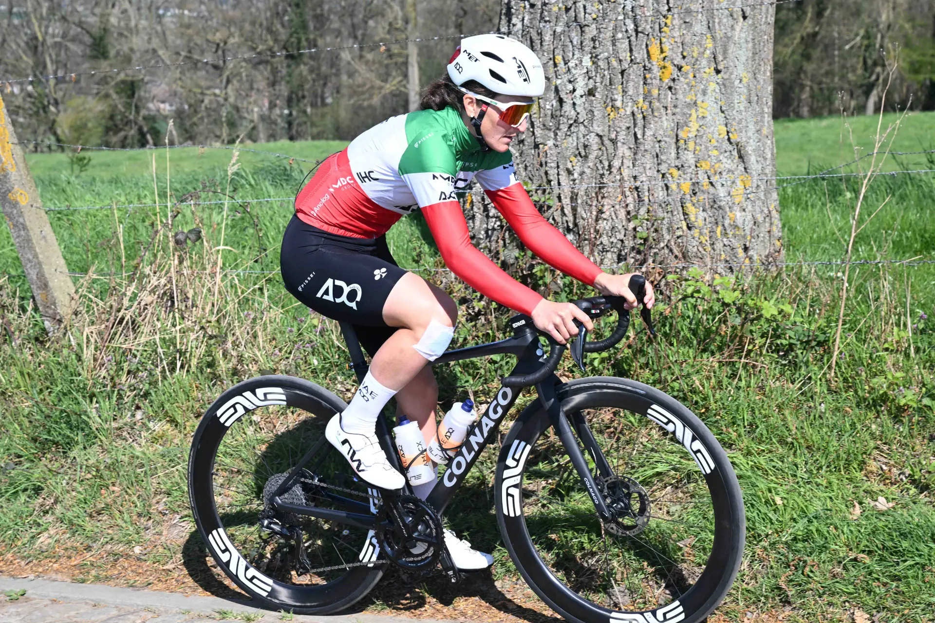 Elisa Longo Borghini recebeu alta hospitalar após a queda na Flandres: "Está estável... o traumatismo craniano exige vários dias de repouso"
