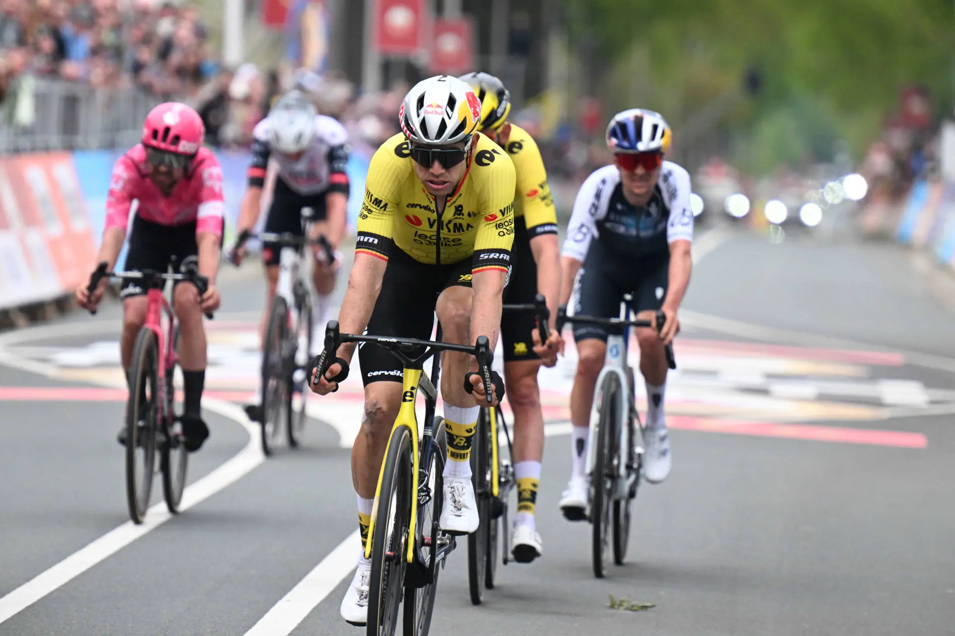 Bakelants elege Van Aert como “vencedor moral” da Amstel: “Foi um grande impulso de confiança”