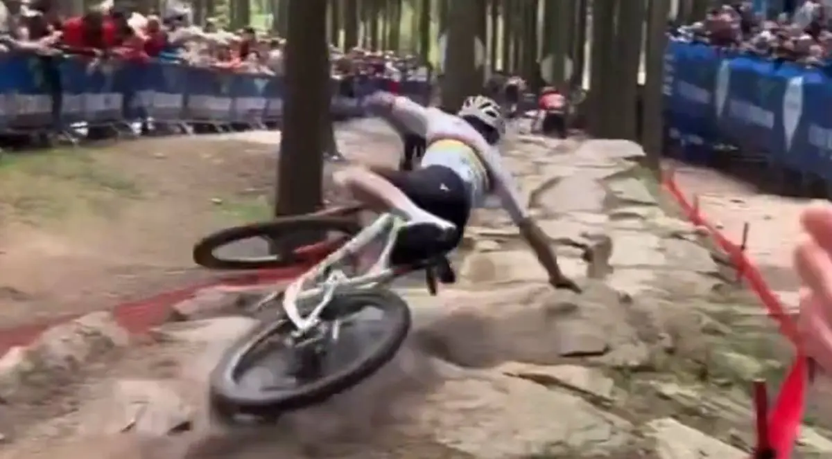 VIDEO | Not just Mathieu van der Poel, but Alan Hatherly also crashes at Nove Mesto World Cup in incredible fall