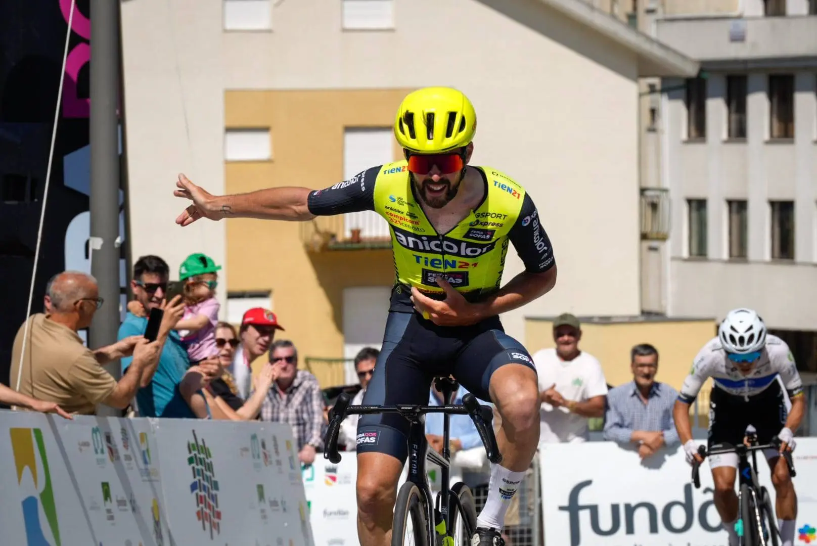 Alexis Guerin penalizado em 20 segundos na geral da Volta a Portugal durante a subida à Senhora da Graça.