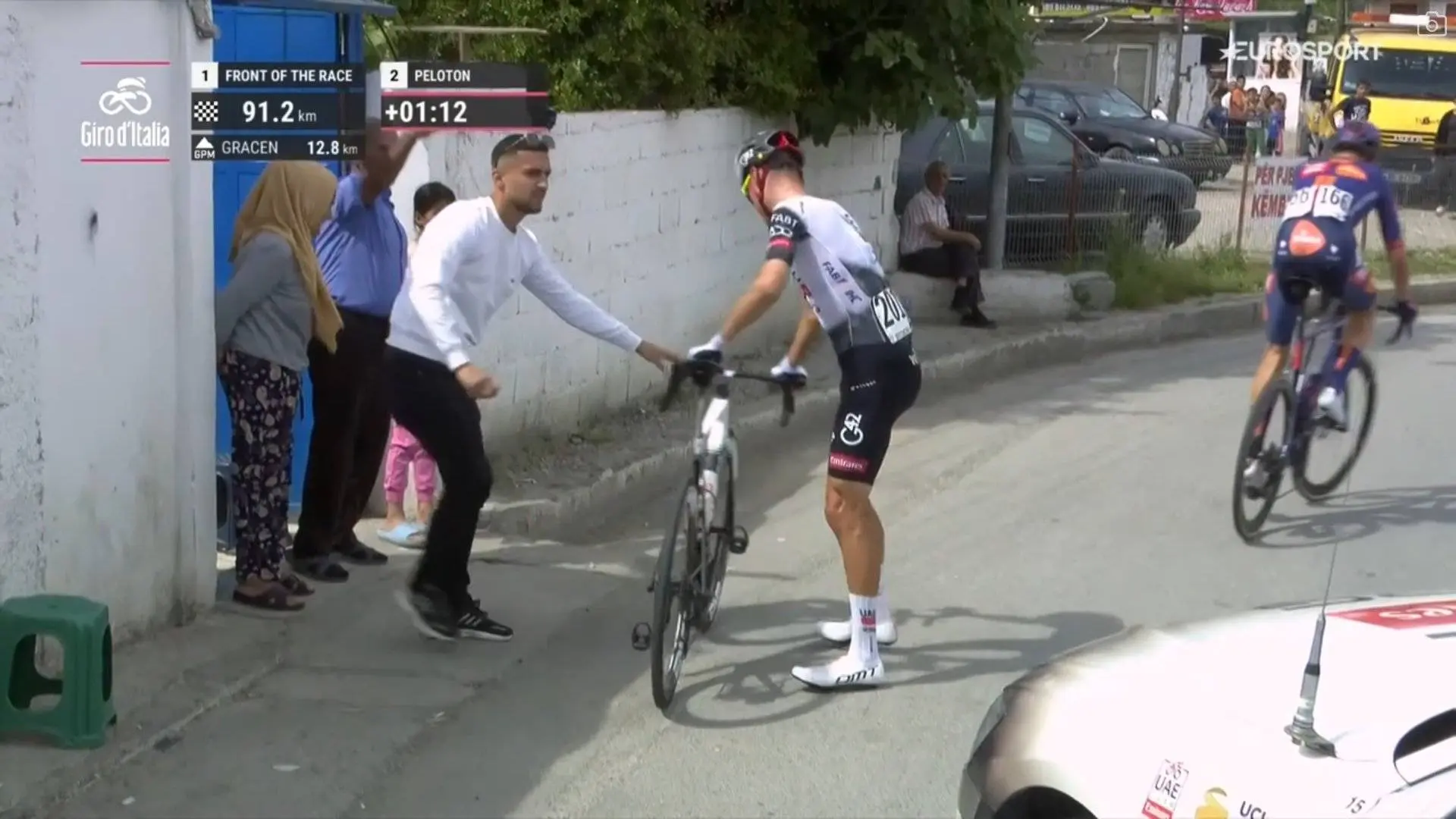 LIVEBLOG | Giro d'Italia 2025 Stage 1 - Juan Ayuso suffers early crash as Visma lead peloton