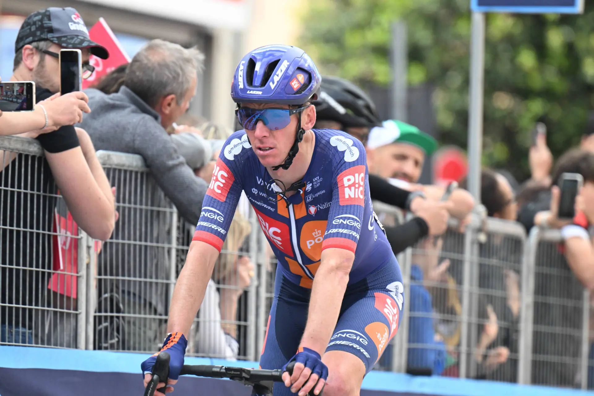 "He was taking those corners like a madman" - Romain Bardet denied stage win at final Giro by Isaac del Toro