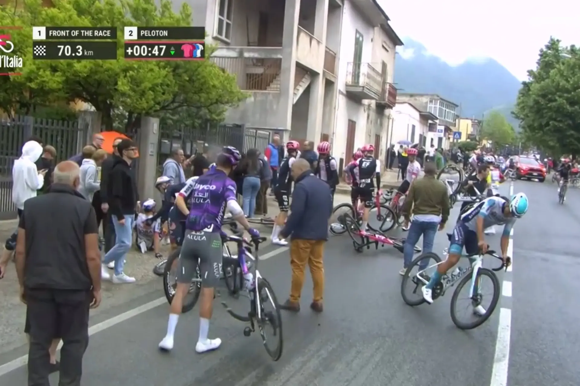 VIDEO | Giro d'Italia neutralized after mass crash affects many riders - Richard Carapaz and Jai Hindley go down
