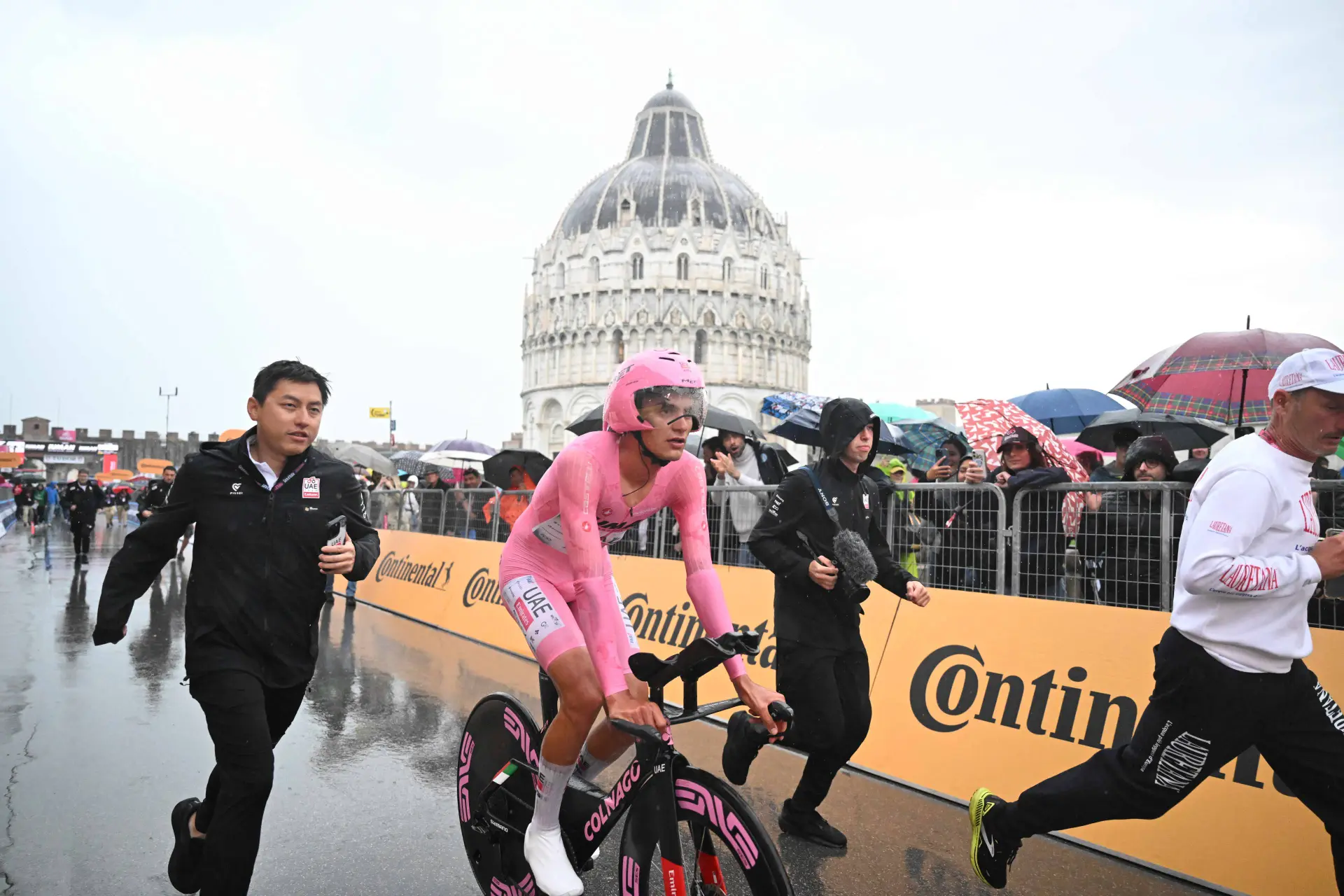 "My only goal was to keep the Maglia Rosa" - Isaac del Toro retains Giro d'Italia lead after challenging time trial