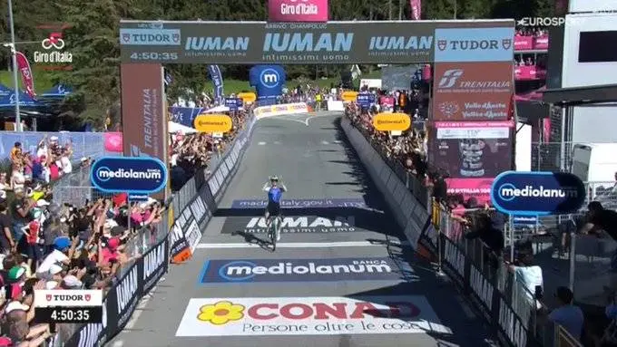 Nicolas Prodhomme vence 19ª etapa do Giro vindo da fuga! Del Toro e Carapaz isolam-se da concorrência! Afonso Eulálio abandona a corrida
