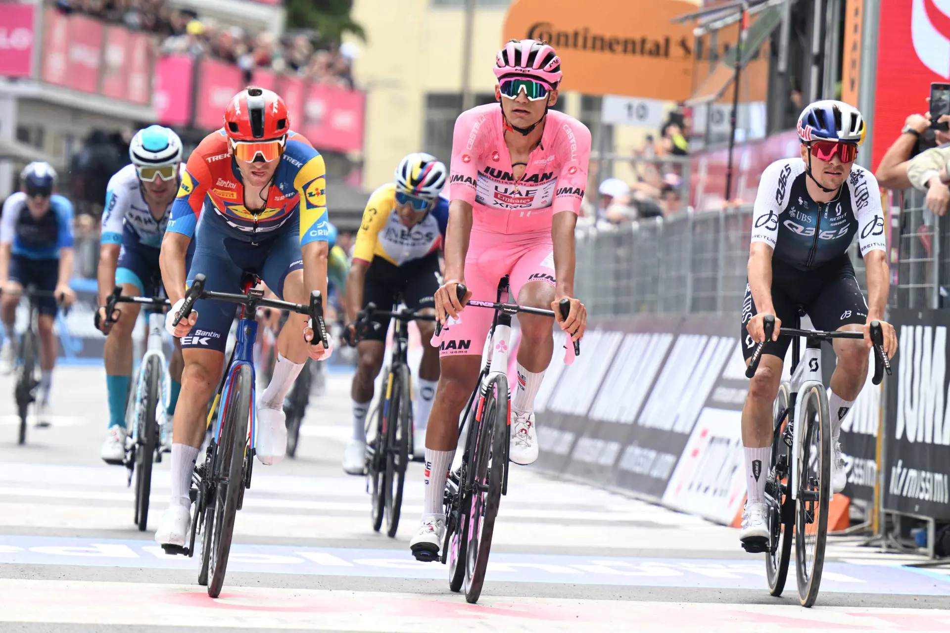 LIVEBLOG Giro d'Italia Stage 13 | Nine men in the breakaway; Q36.5, Visma and Lidl-Trek controlling in peloton