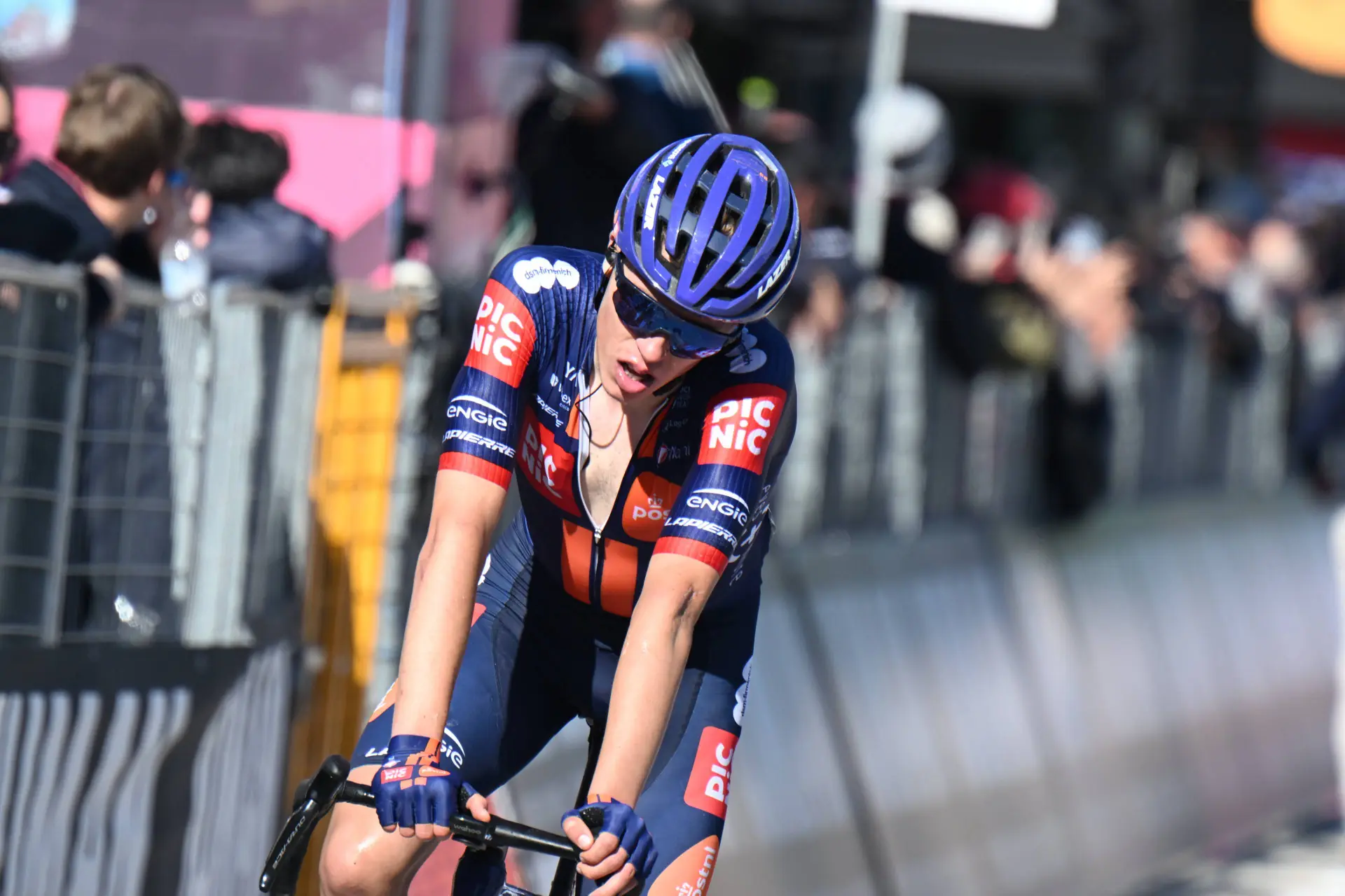 Disaster at the Team Picnic PostNL camp - La Vuelta leader Max Poole diagnosed with Epstein-Barr virus