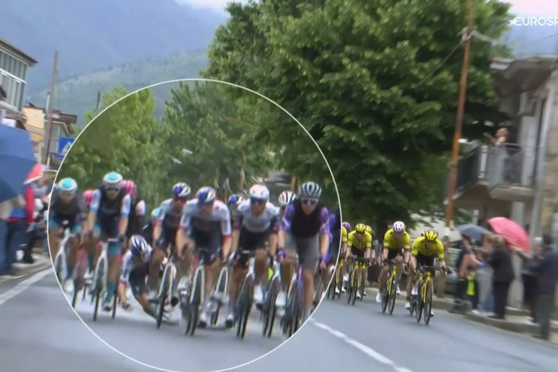 Kaden Groves vence em Nápoles, Matteo Moschetti com sprint irregular impede Olav Kooij de disputar a etapa