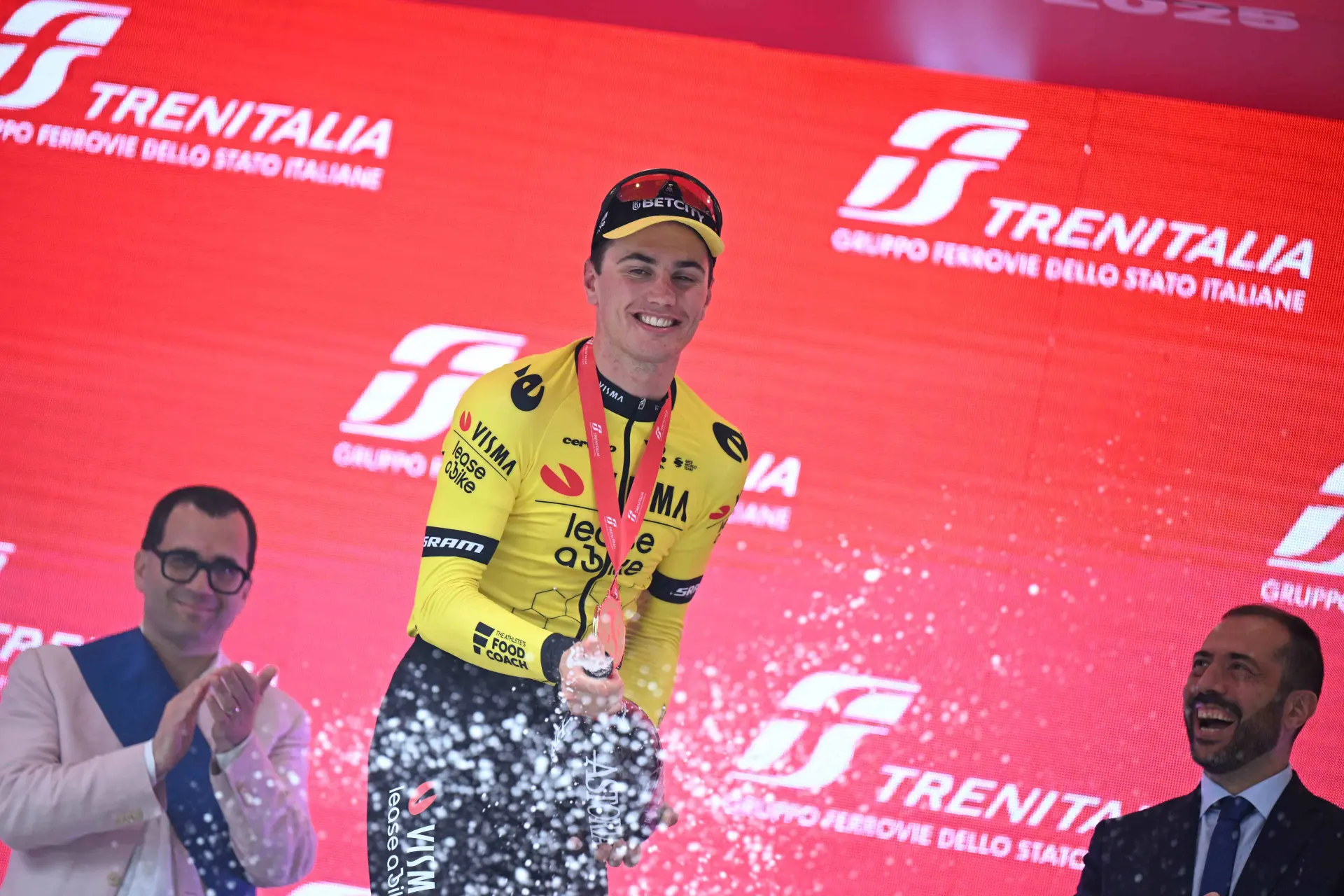 "Only he can do it" - Olav Kooij thanks Wout van Aert after important Giro d'Italia victory