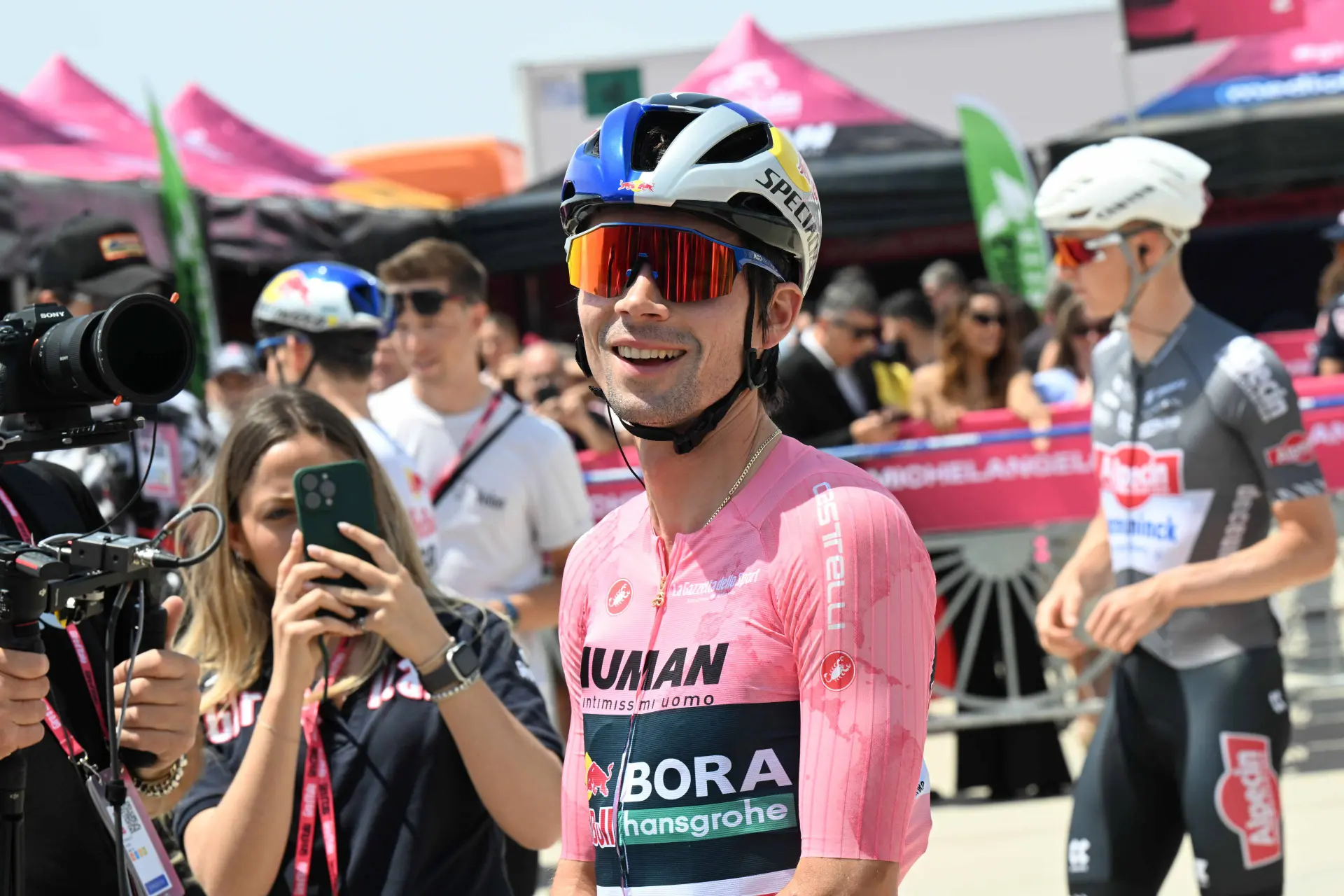 Roglic com arranque ideal no Giro e apoio incondicional do seu compatriota: "Se ele se mantiver saudável e evitar acidentes, é o claro favorito"