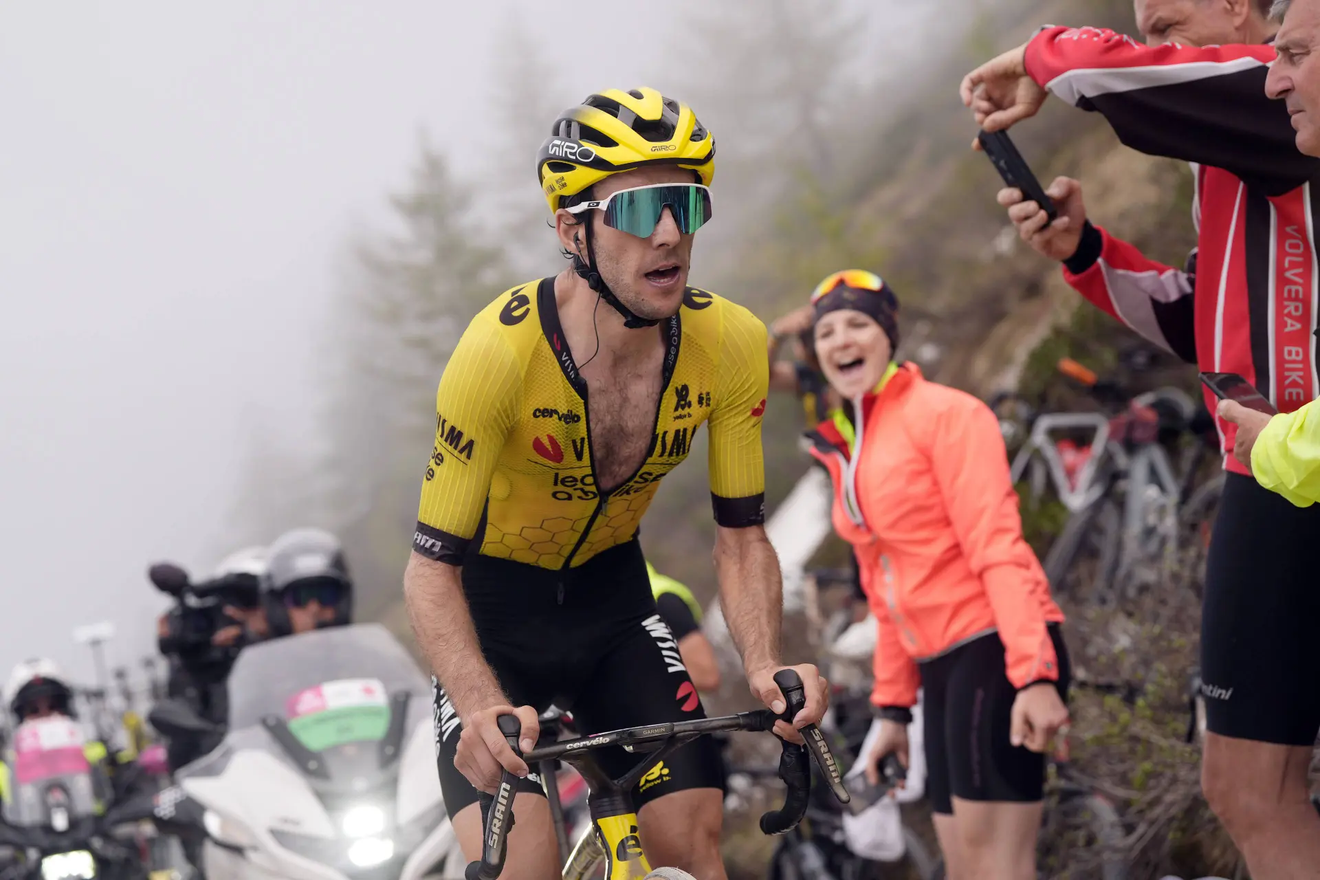 5 minutes faster than 2018 Chris Froome! Simon Yates is the first rider to climb Colle delle Finestre in under 1 hour