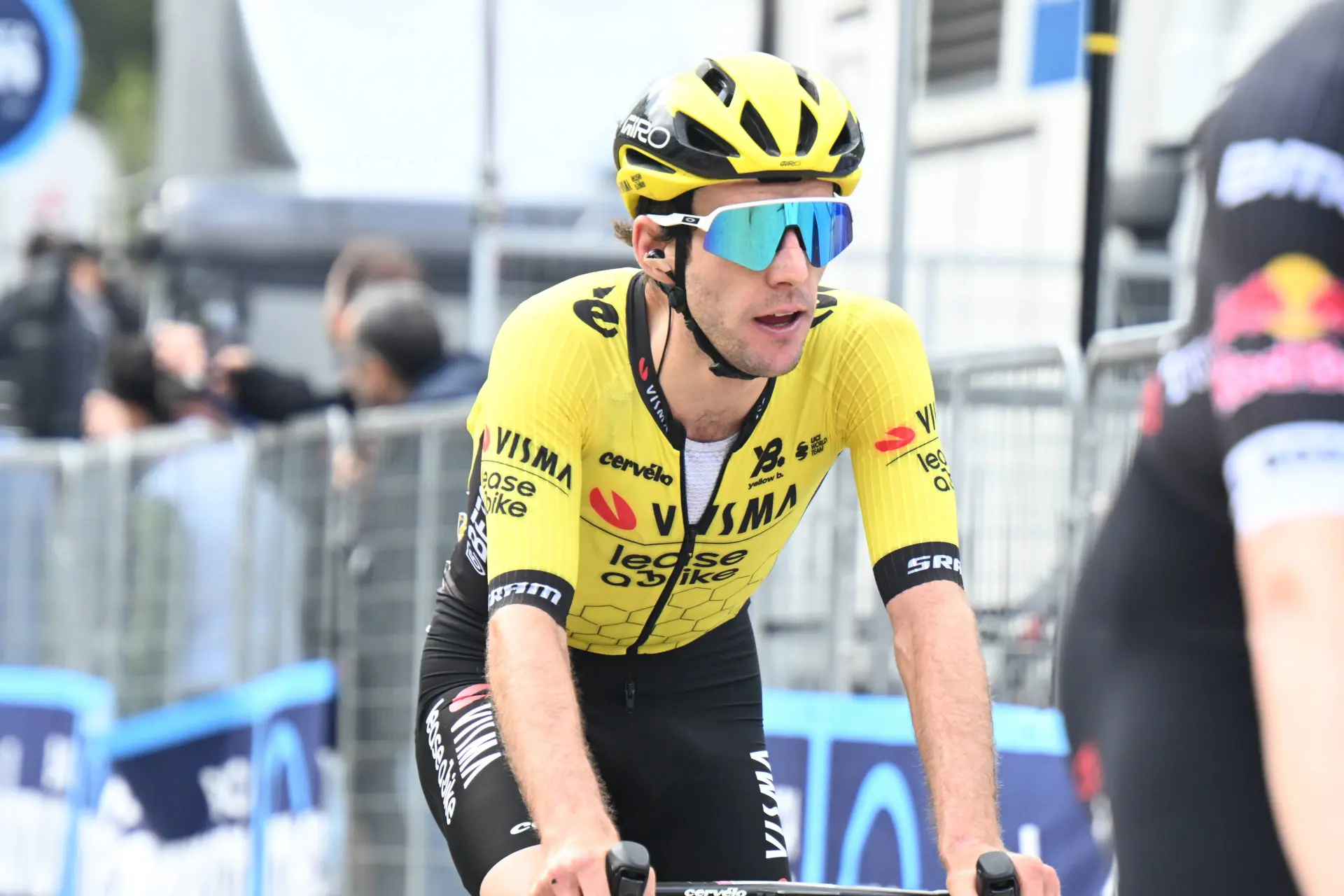 "It wasn’t exactly a finale that suited him" - Simon Yates loses 2nd overall in battle to limit losses on stage 17 of 2025 Giro d'Italia