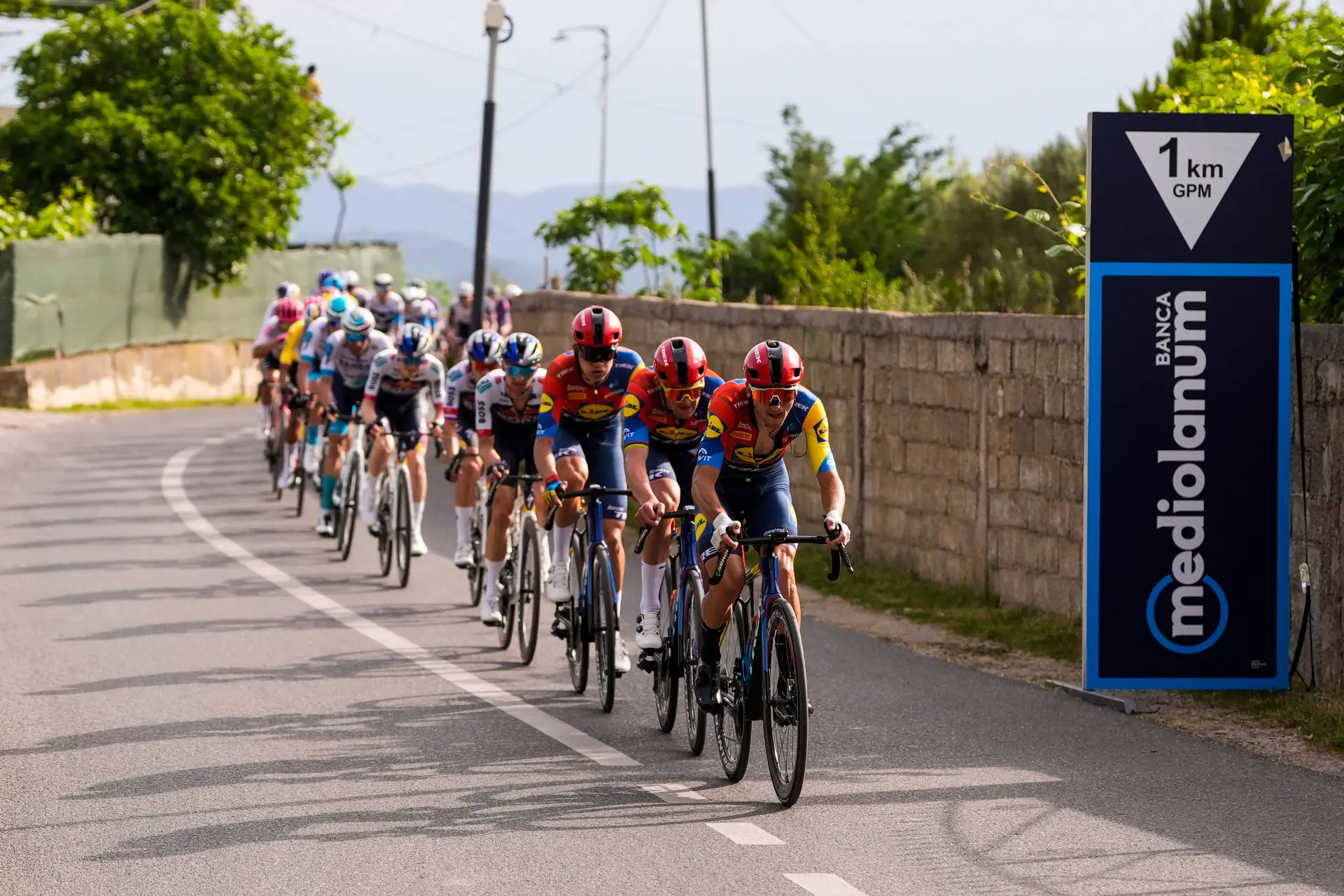 LIVEBLOG Giro d'Italia Stage 8 | Plenty of attacks in the break, they will fight for the win with less than 50km to go!
