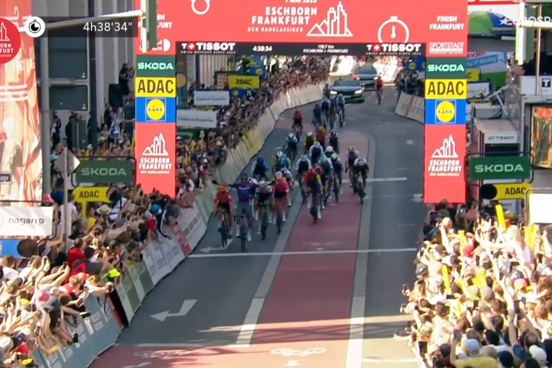 Michael Matthews out-kicks Magnus Cort Nielsen for victory at Eschborn-Frankfurt 2025