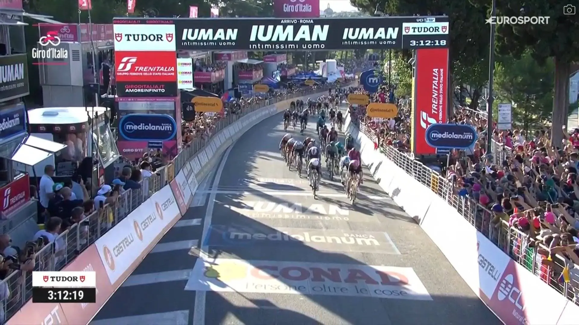 Visma fecha Volta a Itália com chave de ouro: Olav Kooij vence 21ª etapa e Simon Yates vence a classificação geral!