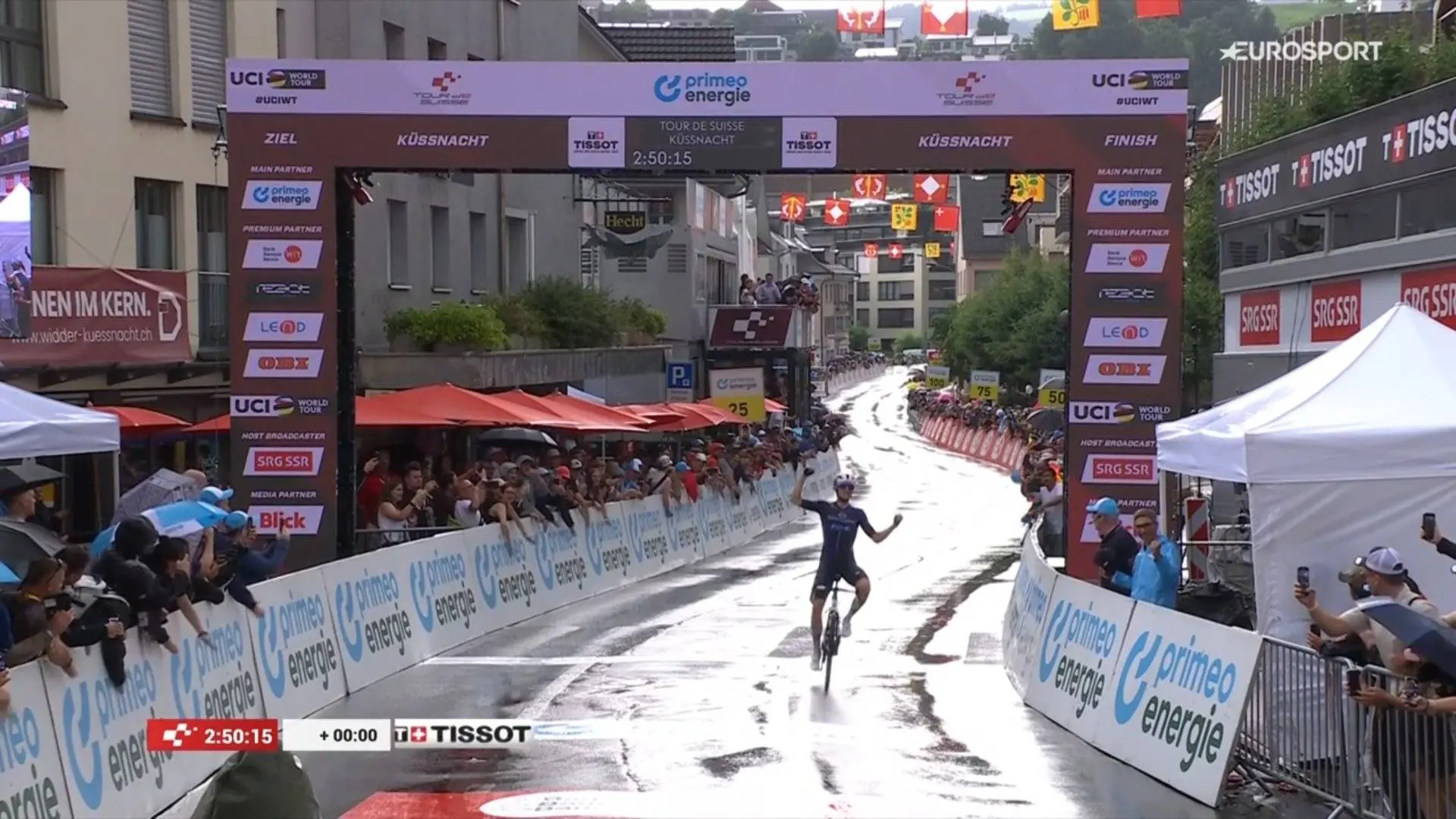 Romain Gregoire vence a jornada de abertura na Suíça debaixo de muita chuva, Almeida em segurança no pelotão