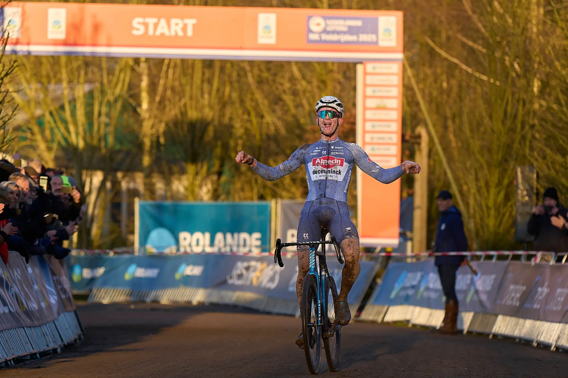 "Com calma": Gregário de Van der Poel rejeita a ideia de ser o seu principal rival na abertura da época de ciclocrosse em Namur