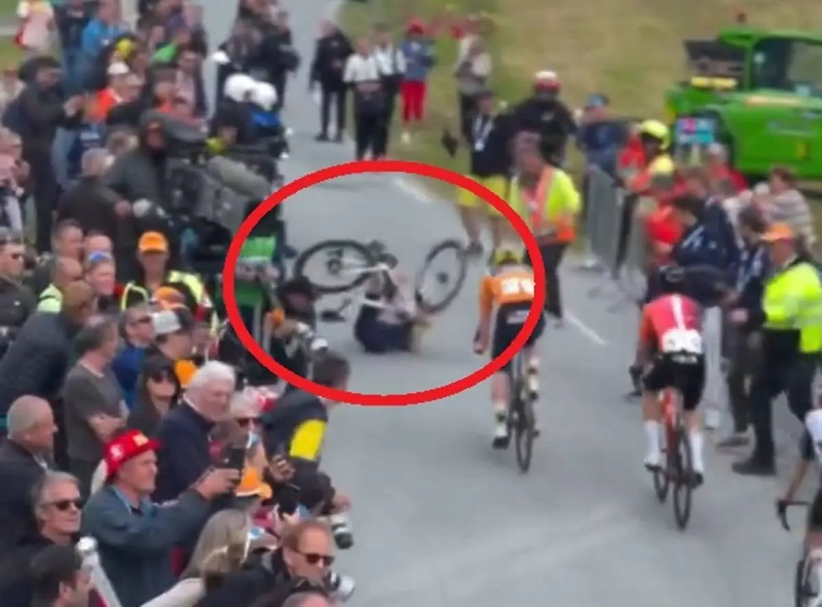 VIDEO | Maxim van Gils crashes whilst celebrating Tour of Norway victory