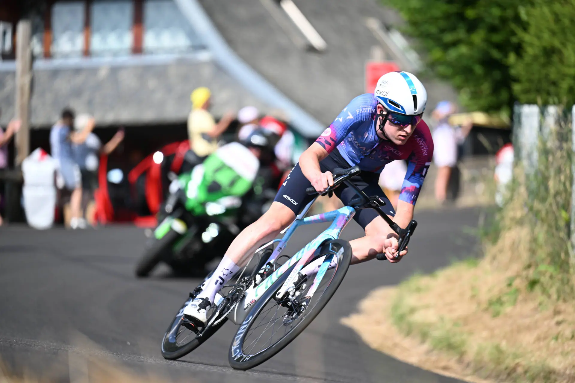 Campeão do Tour de l'Avenir "nada" no lago dos grandes na 10ª etapa da Volta a França: "Os últimos 15 km foram por minha conta e eu estava a sofrer"