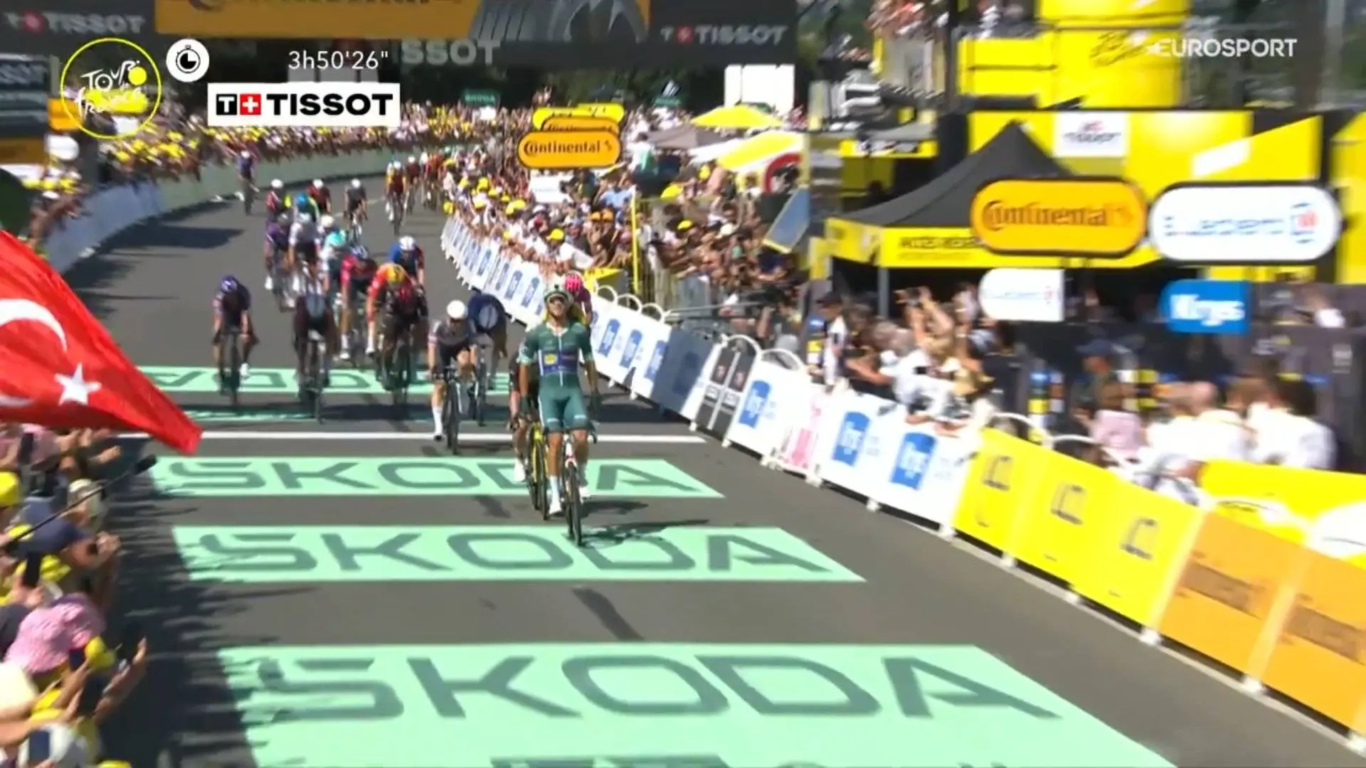 Jonathan Milan bate Wout Van Aert e Kaden Groves na 8ª etapa e estreia-se a vencer na Volta a França!