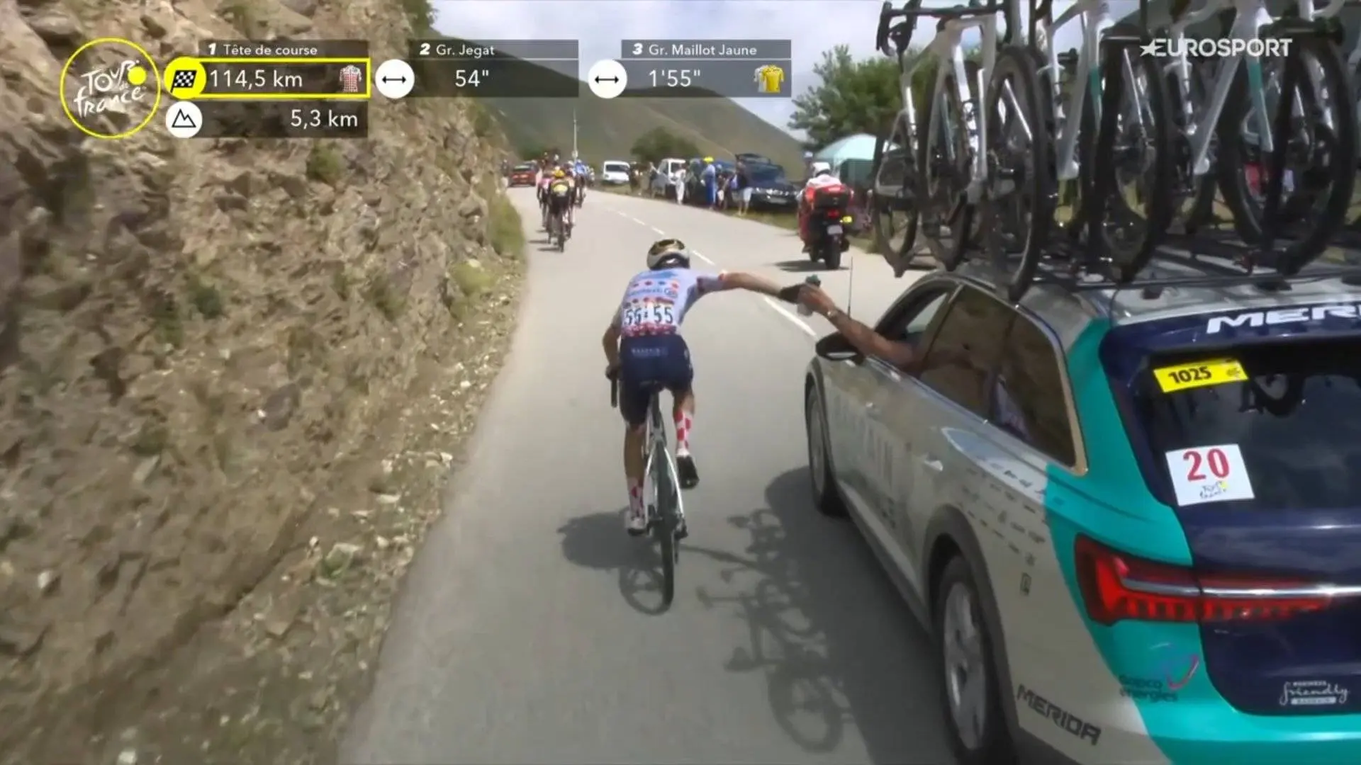 Vídeo: Lenny Martinez a reboque do carro da Bahrain para voltar à fuga e passar em 1º no Col du Glandon!