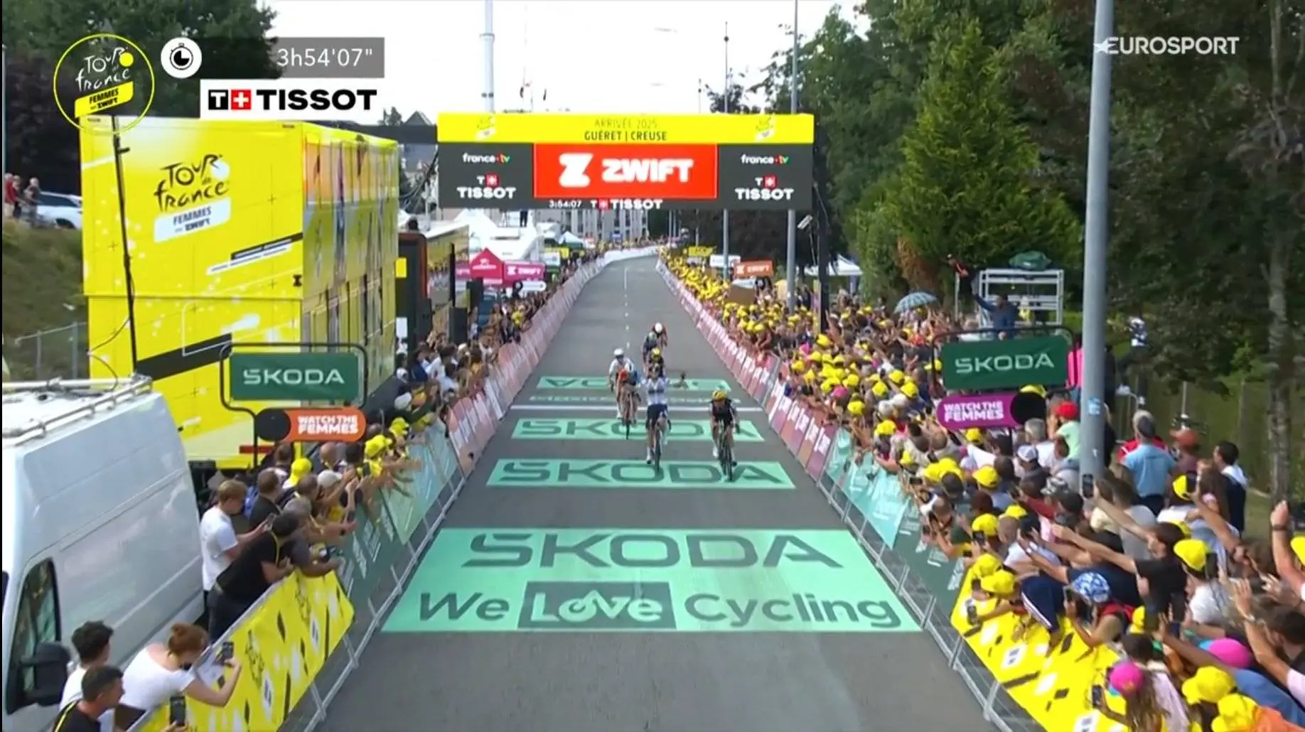 Kim Le Court edges Demi Vollering in photo finish finale on stage 5 of 2025 Tour de France Femmes