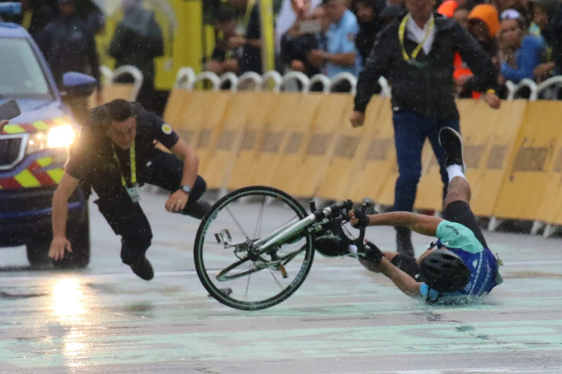 Vídeo: novas imagens captam o rosto do invasor no final da 17ª etapa da Volta a França