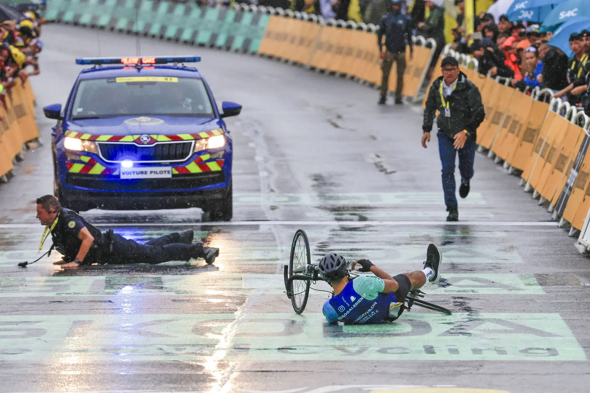 Fotos: Individuo que tentou passar a linha de meta de bicicleta, é interceptado e detido no local