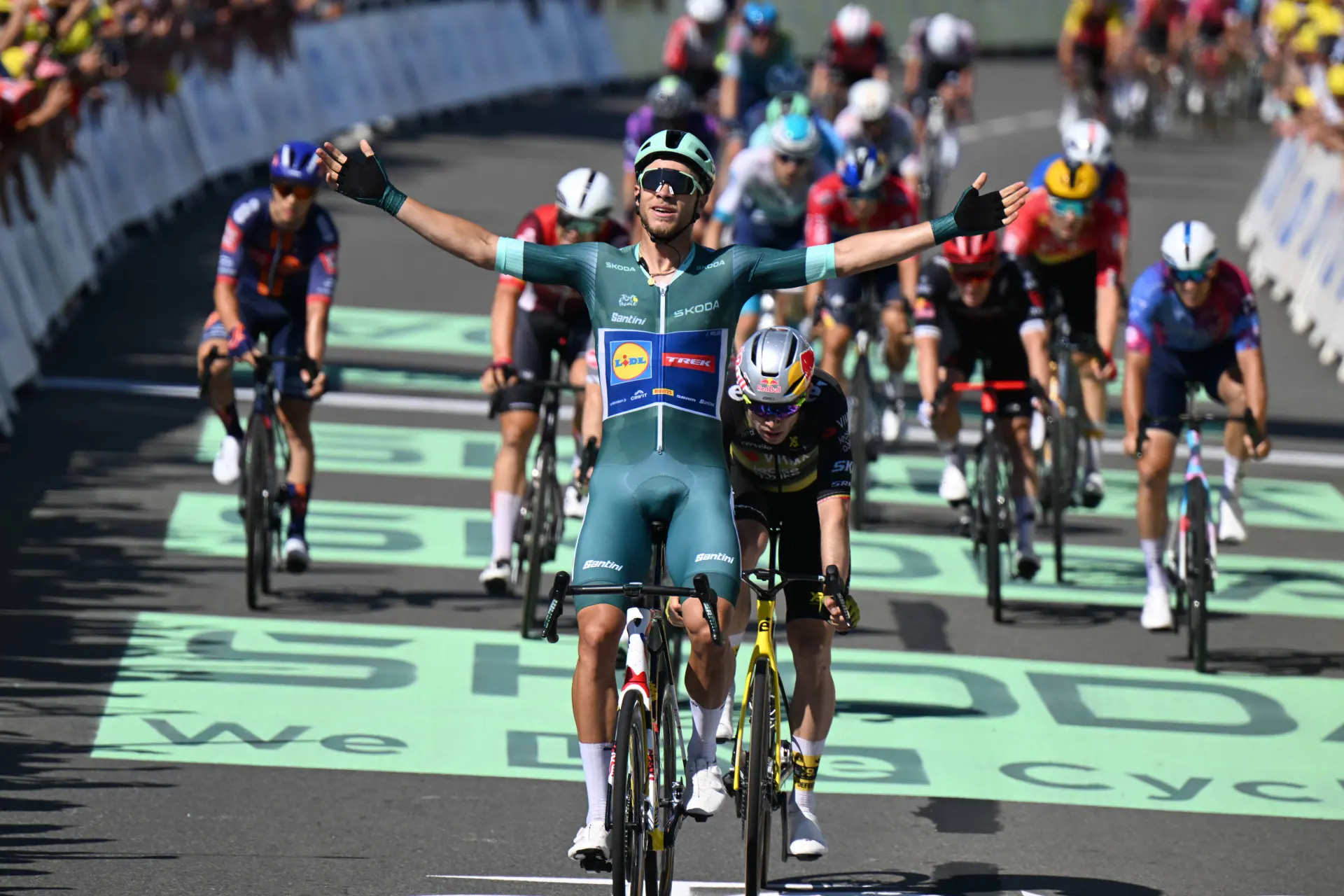 Jonathan Milan ends years-long Italian drought at Tour de France - Wout van Aert and Kaden Groves second and third