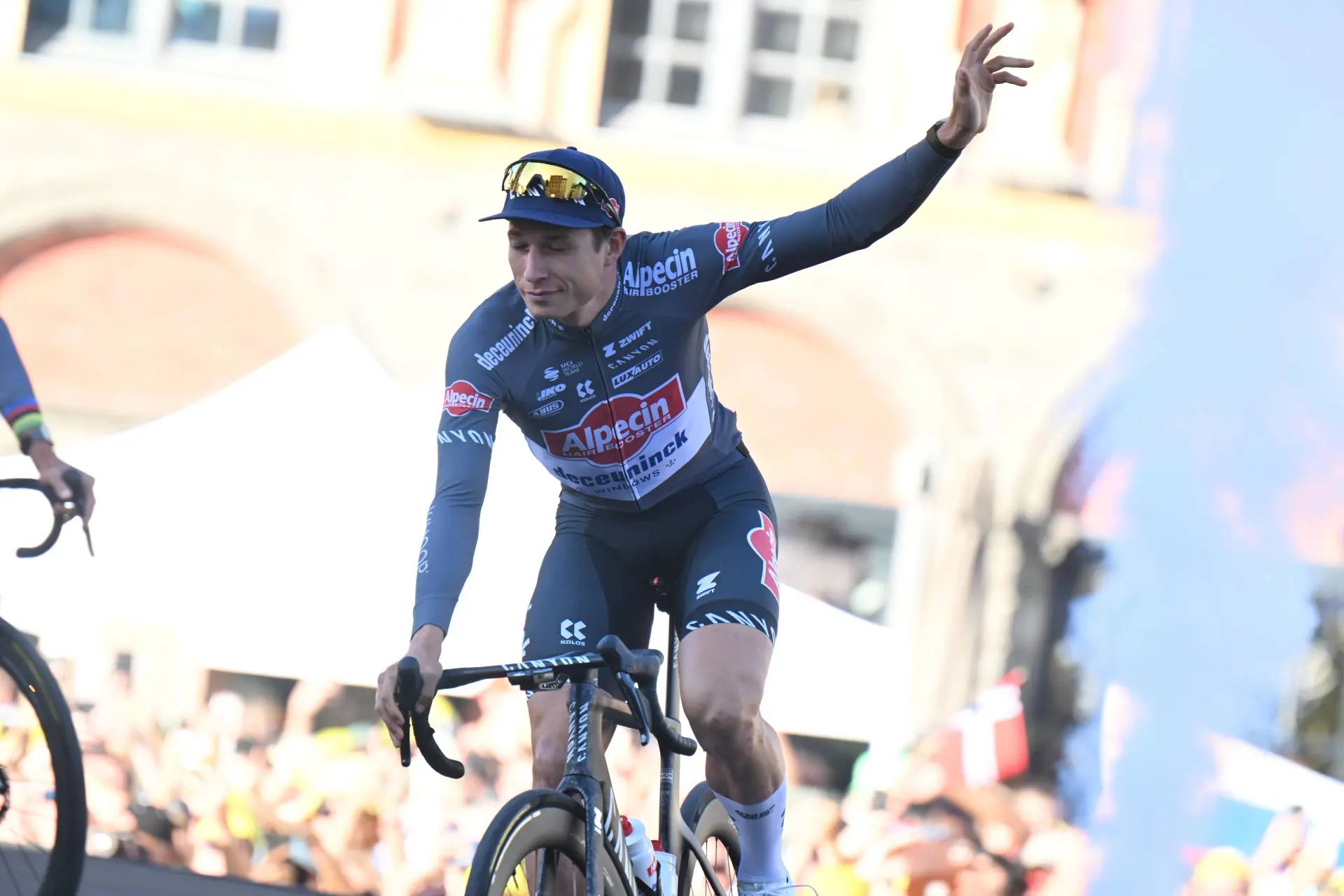Jasper Philipsen atinge marca rara no ciclismo belga com a sua vitória na 1ª etapa da Volta a França!