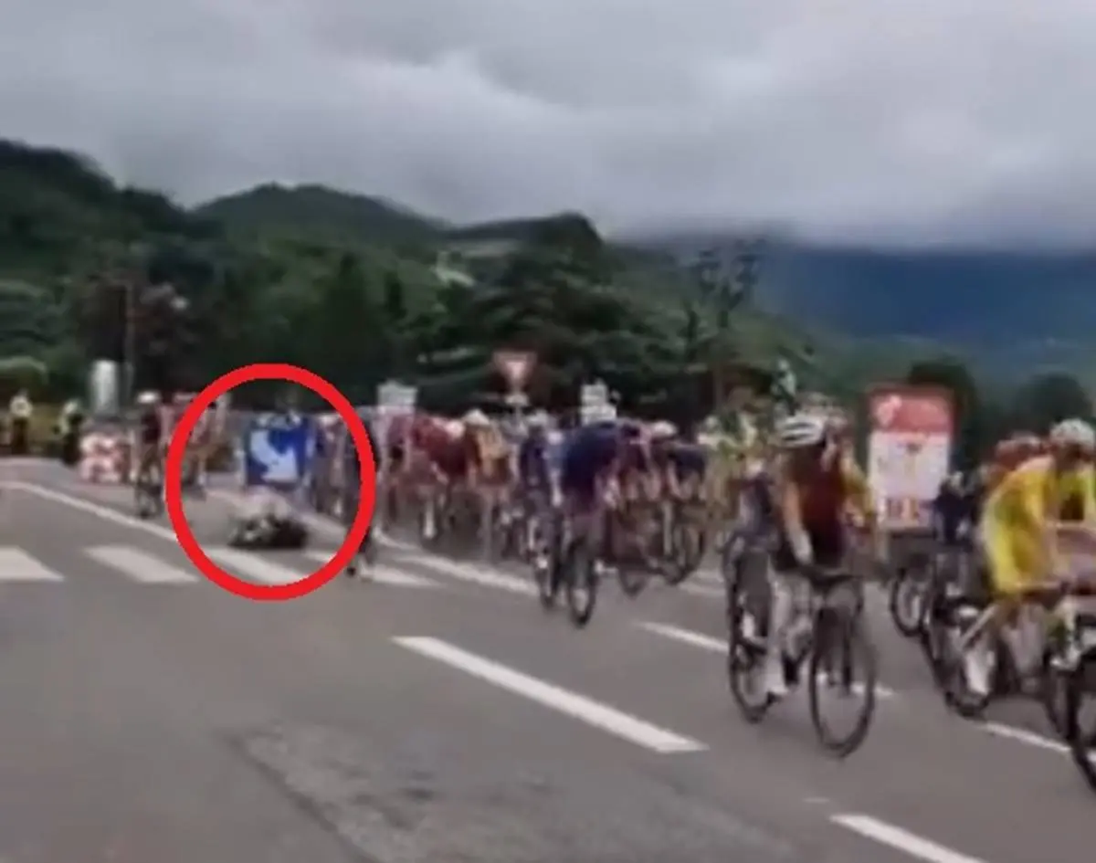 VIDEO | Spectator footage reveals Mattias Skjelmose Tour de France-ending crash