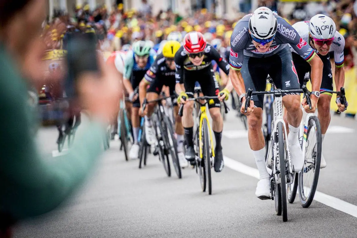 Lista de participantes - Omloop Het Nieuwsblad 2026: Mathieu van der Poel, Brennan, Magnier, Pidcock, Waerenskjold e Rui Oliveira