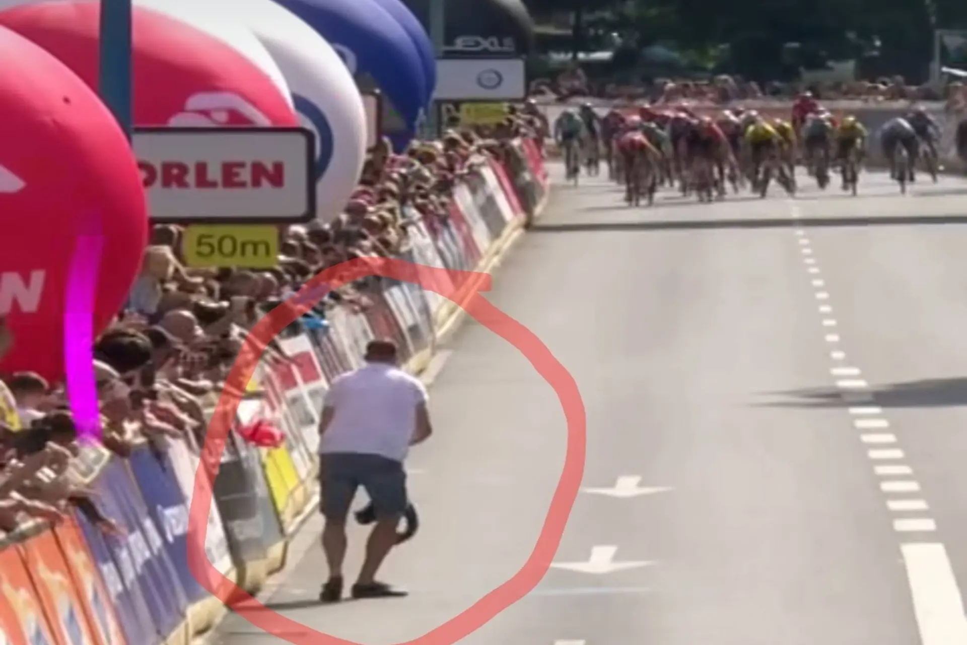 VIDEO: Disaster narrowly avoided at 2025 Tour de Pologne after fan crosses the barriers to retrieve his jumper just as sprint opens up